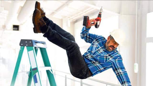 Trabajador cayendose de la escalera teniendo asi un accidente laboral